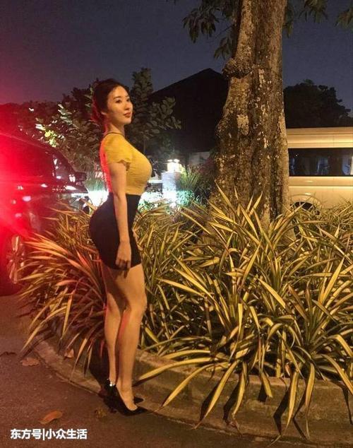 街拍:女人如美酒,这样的成熟小姐姐有没有让你喝醉了