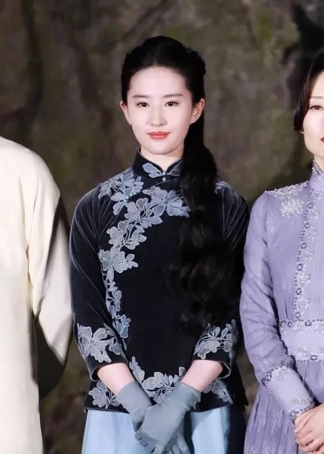 『 复古』穿蓝金旗袍复古典雅，网友：黄金腰臀比，16岁的刘亦菲太绝色