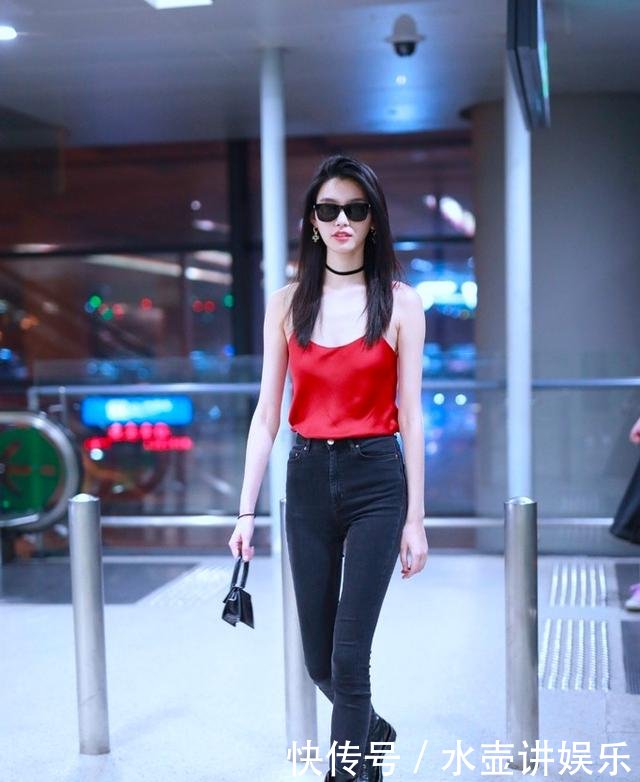 奚梦瑶真敢穿，大红色吊带衫一点儿不低调，网友：换双鞋可好？