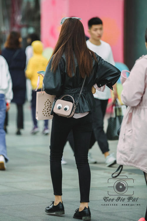 路人街拍，很可爱的小姐姐，目光一直被这个小包包吸引