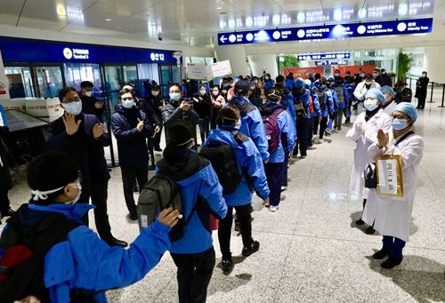  「达武汉天河国际机场」21支重症患者救治医疗队抵达武汉