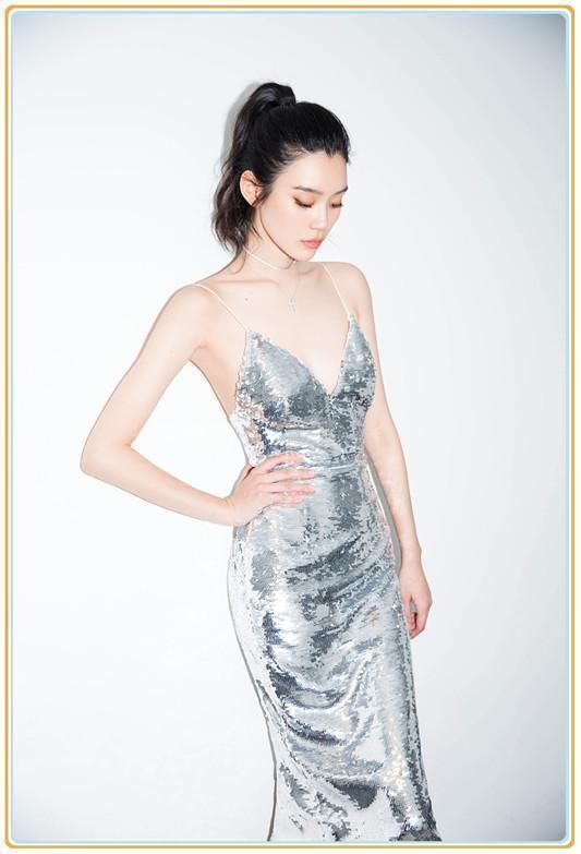 奚梦瑶再现机场,终于在吊带衫外套了件外套,网友:还不如不穿!