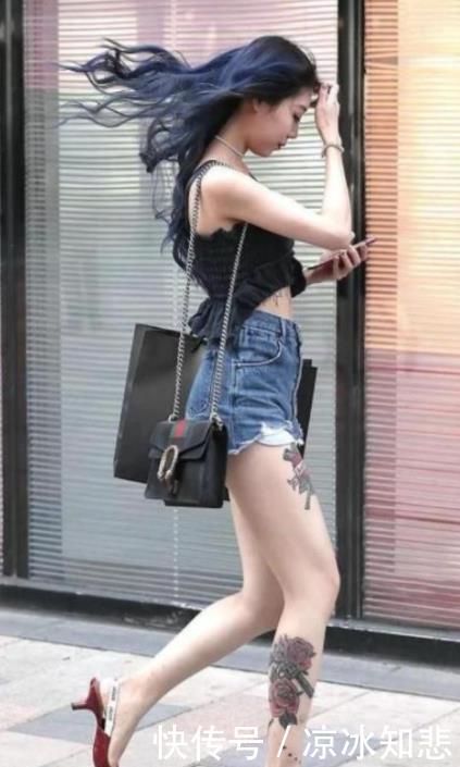 【 姐姐】轮廓性感分明，实在迷人性感，街拍：貌美肤白的打底裤小姐姐