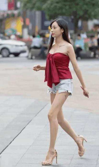 暑假看了这些全是腿的小姐姐, 超短裤加上一字肩！太迷人！