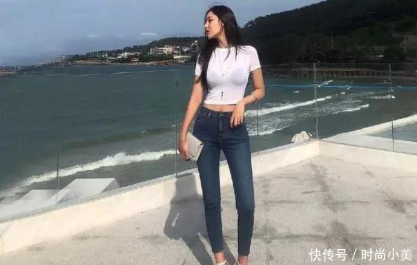 很有韵味的牛仔裤美女,轻松秀出大长腿,真好看