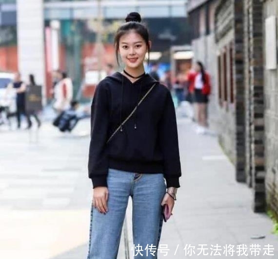 「 牛仔」展现修长的玲珑腿型!,街拍美女:美丽优雅的紧身裙小姐姐