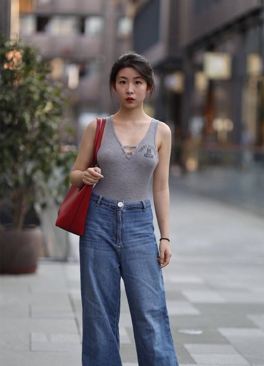 「美女」款式新颖的牛仔裤,让美女搭配出多种形象,充满了时尚感