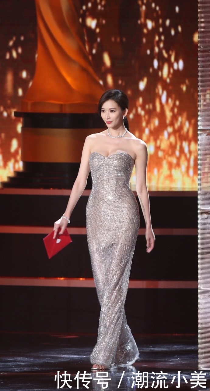 林志玲太大胆了！挂了件“遮羞布”也敢出场，果然气质才是高级美