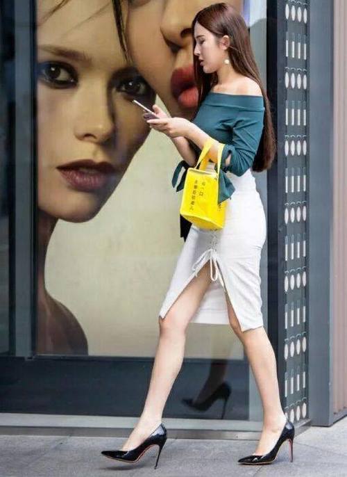 街拍：穿紧身裙的女子，一步一扭姗姗而来，引得无数路人回首！