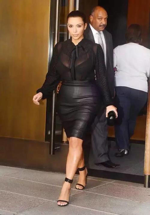 夏天那些很透的衣服，到底怎么穿出去啊？