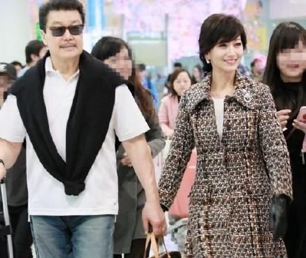 62岁赵雅芝满眼皱纹现身活动，网友：没打针的脸就是真实！