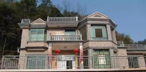  村民：宅基地离公路两百多米, 想修条路拉建材, 却遭到村民百般阻挠