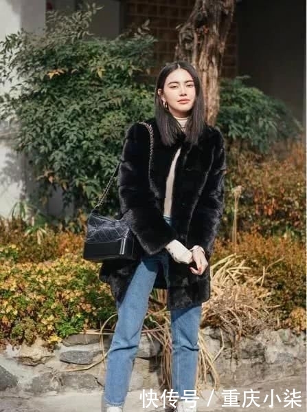  「运动鞋的搭配」“短靴”不受宠了，春天“长大衣＋运动鞋”最流行，时髦还显高