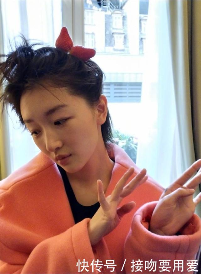 周冬雨最新“熟女”造型惊艳全场，平胸也可以这么性感！