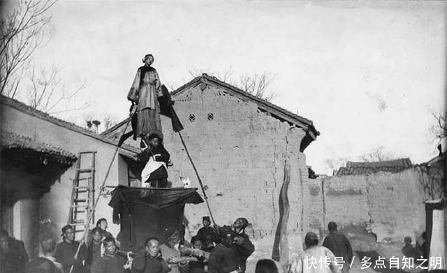  村庄：百年前北方农村老照片：房屋破败道路泥泞，农民穿粗布衣