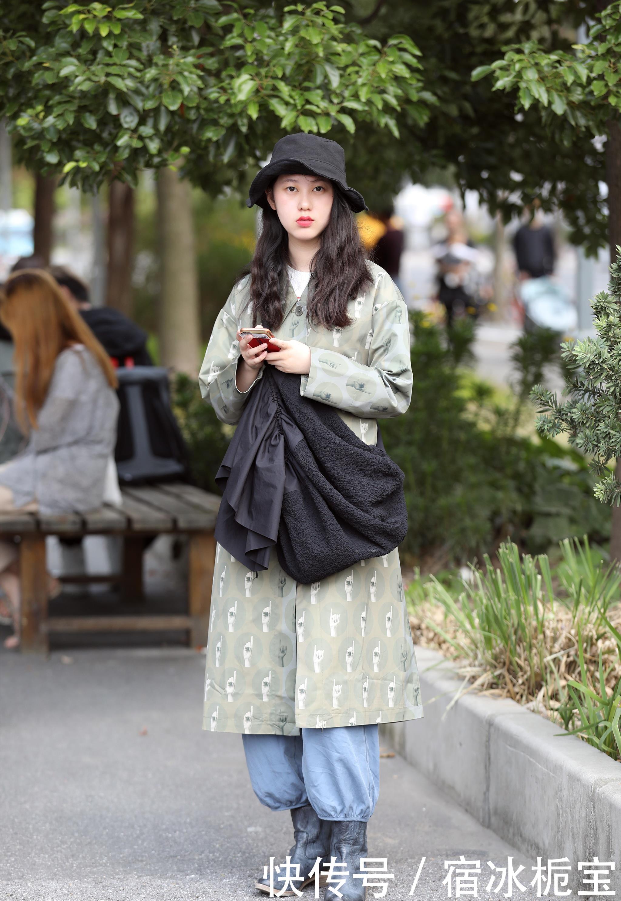 # 打电话#比出胜利的手势，笑容真甜美！，街拍：打电话的小姐姐