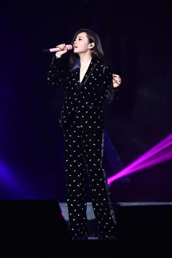 张靓颖太胆大!透明雨靴也敢穿上台?网友:浓浓的脚臭味扑面而来