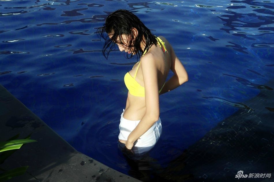 张蓝心:大长腿美白，大海的味道