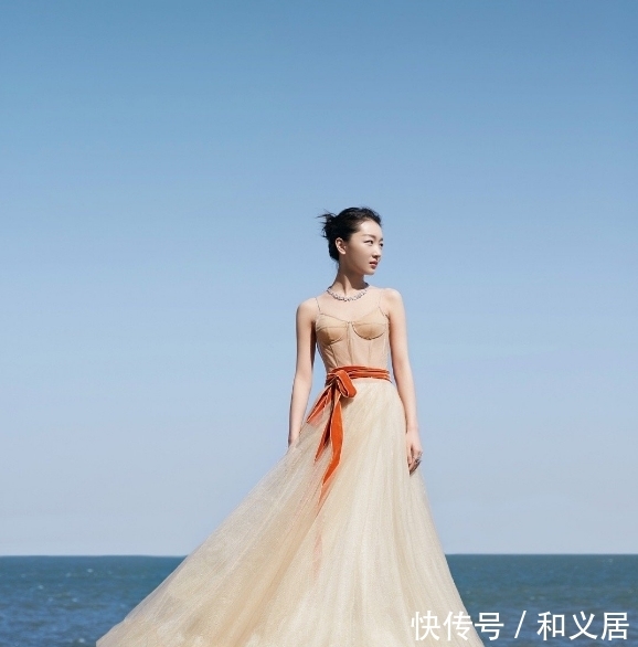  「裸色」周冬雨穿裸色纱裙大秀美背 肤白貌美娇俏可人