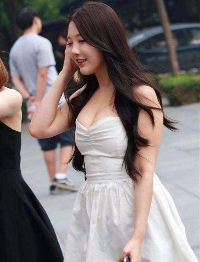 街拍: 丰满白皙的小姐姐, 这裙子明显小了很多啊