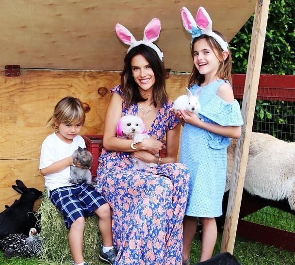 被誉为维密台柱,还是巴西第一美人,模特“失业”后成旅行狂人?