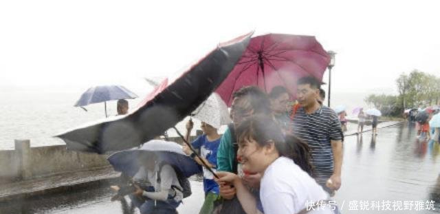 最强台风利奇马肆虐杭州，直击西湖边游客抗台，直呼路都不走稳