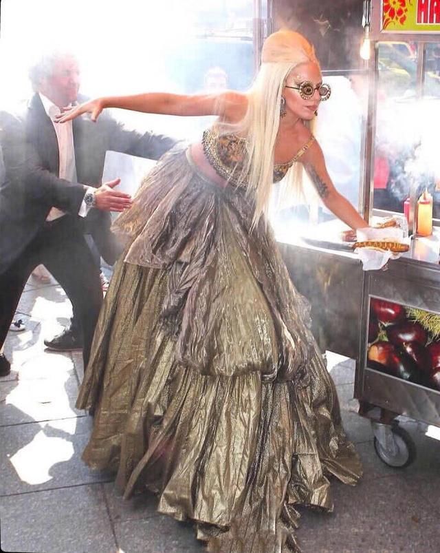LadyGaga又出来作妖了,踩超级恨天高买热狗,网友:“假肢”都摔