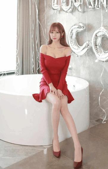 酷似柳岩的小姐姐，身材也不逊色，红色连衣裙火辣又时尚。