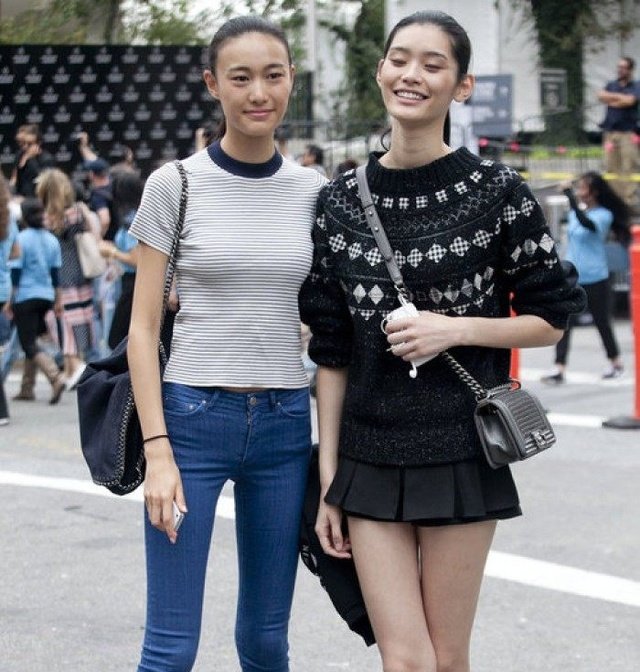 街拍夏季美女都要真空上阵这么穿，男生看了都得“冲血”