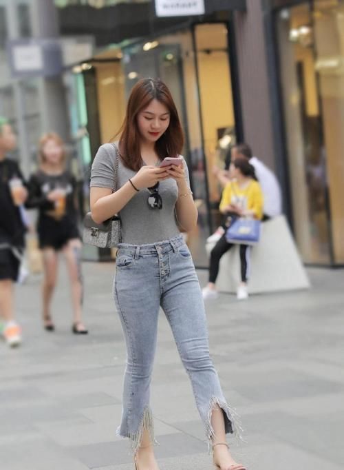  「展现出」个性的牛仔裤穿搭，展现出你想要的时尚感，让造型更显有型