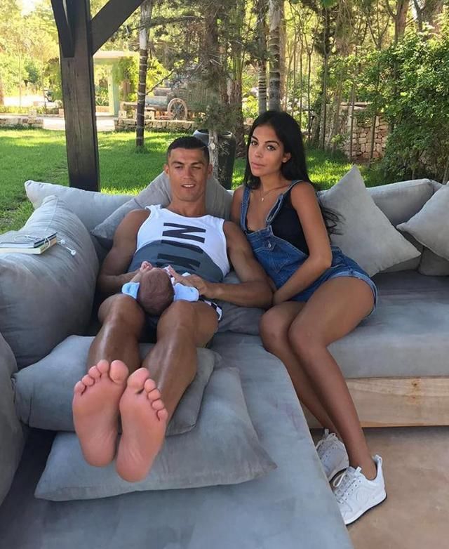 谁说乔治娜配不上C罗？扎马尾美到认不出，不比前女友伊莉娜差