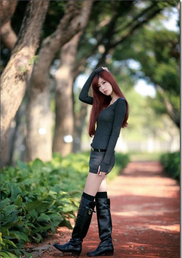 街拍 长筒靴高挑美女，笑容格外迷人!