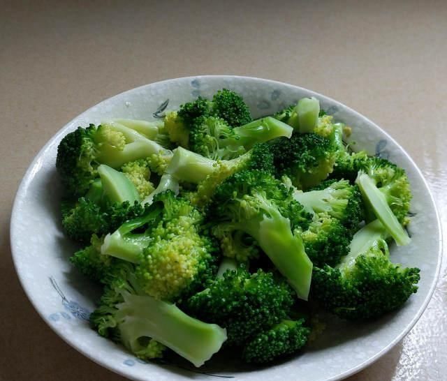  鲜菇：蚝油鲜菇西兰花，简单又好吃，清脆可口，一出锅抢着吃