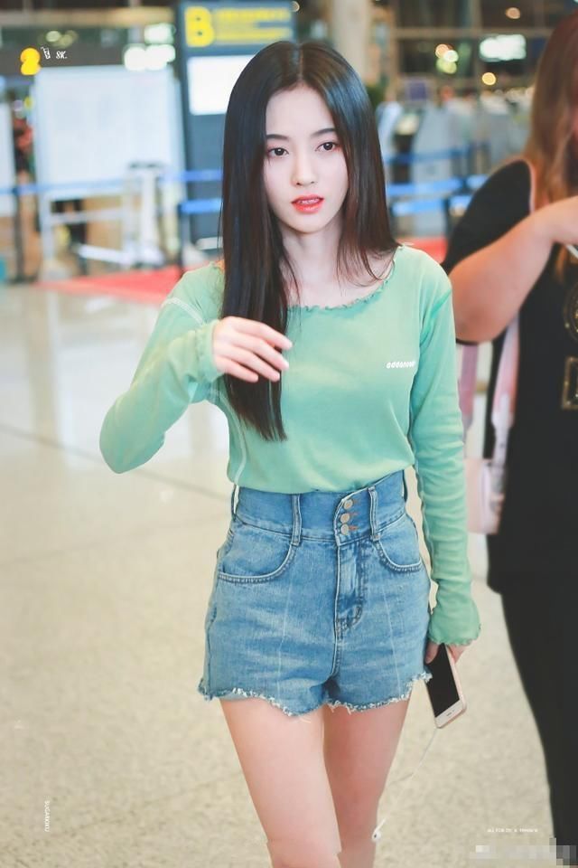鞠婧祎总算穿对了!牛仔短裤配长筒袜,180的效果都出来了!