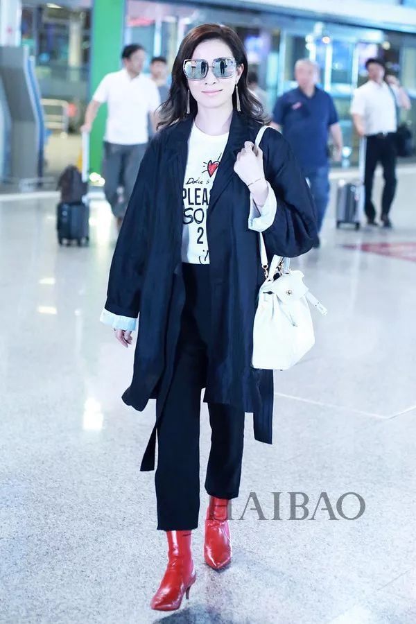 李小璐高调复出靠母女装扮嫩?刘雯一裤两穿太会搭…【海报街拍】