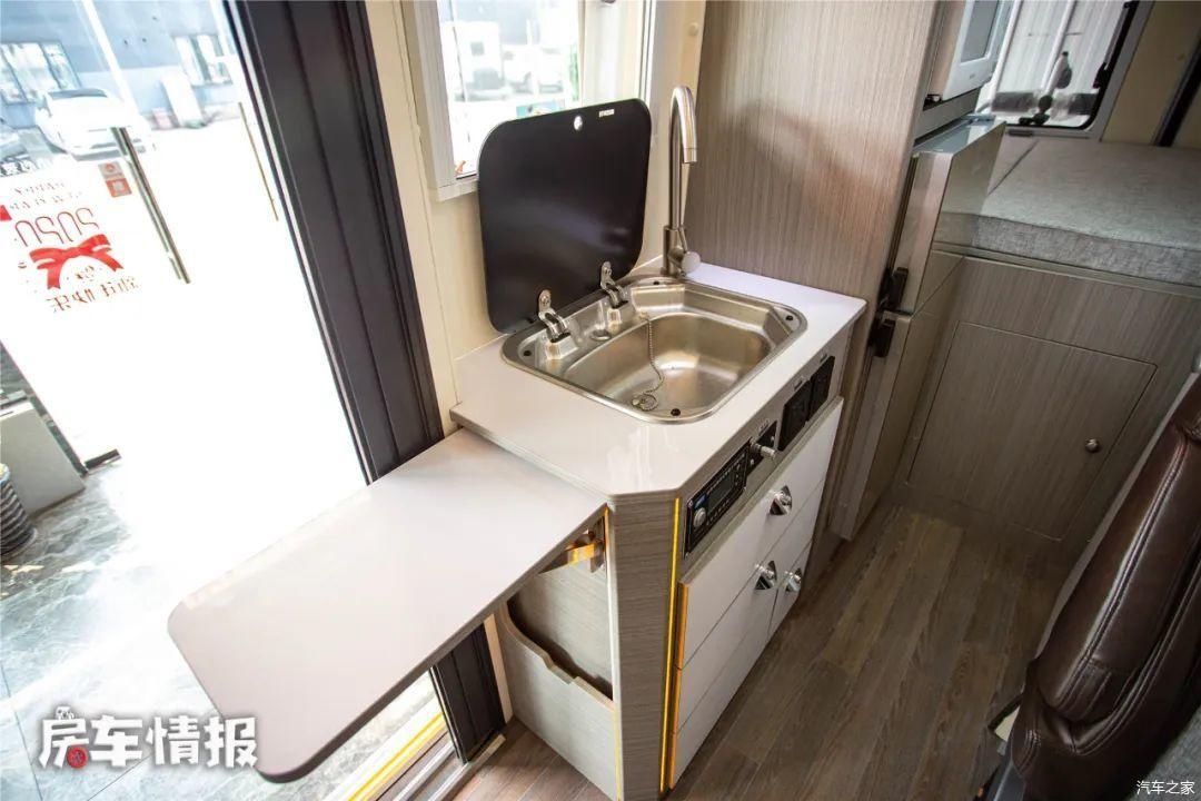  『汽车』开房车旅行担心没电？这款V90房车能用汽车充电桩，电器随便用