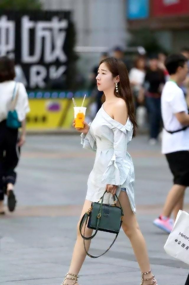 小姐姐@街拍:小姐姐灰色吊带裙,走在路上散发着那优雅的女人味