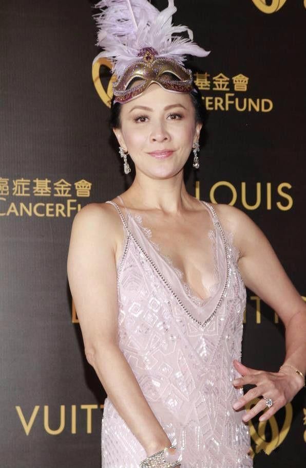 52岁的刘嘉玲平时都是穿成这样的?惊吓的网友下巴都掉了!