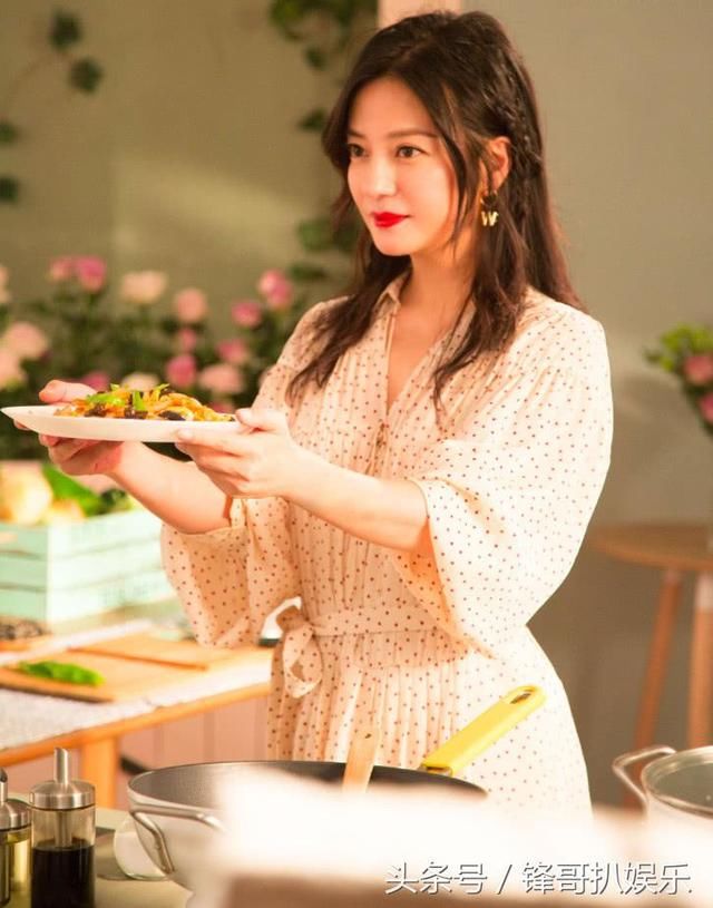 42岁赵薇瘦身成功后，仅凭一件薄纱裙嫩回18，都是腿的功劳！