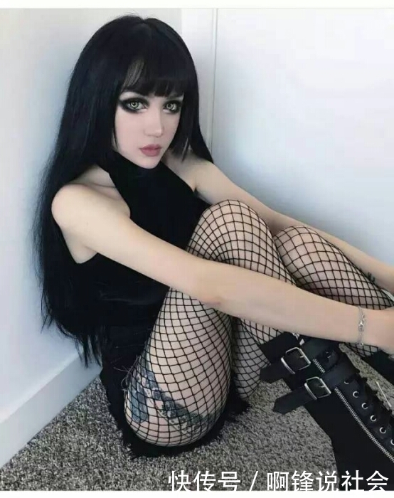 女孩出门化妆后特别像芭比娃娃，素颜长成这样子