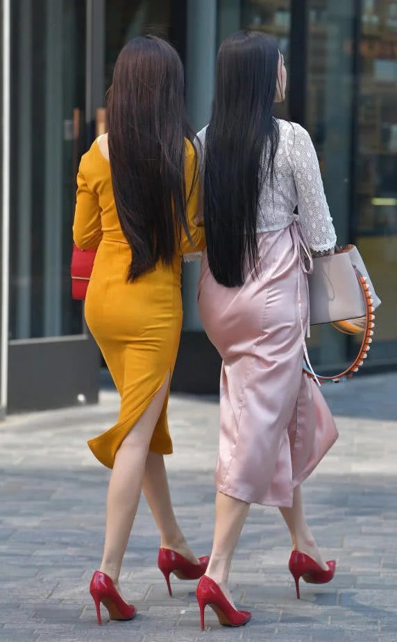 婴儿肥小姐姐运动紧身裤勾勒浑圆曲线，紧绷的恰到好处