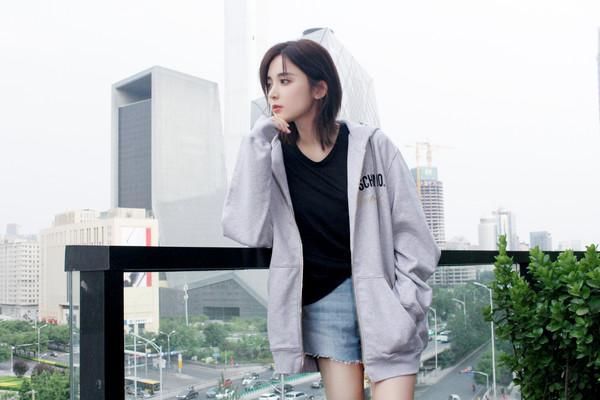 莫斯奇诺  为中国电子商务平台天猫奢侈品平台Luxury Pavilion呈