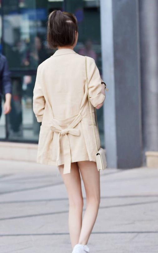 街拍美女:颜值高的小姐姐,随便一条牛仔短裤也能穿出女神范来