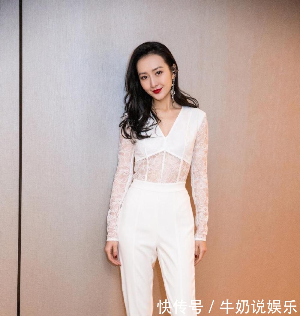 王鸥瘦出新高度, 竟能把直筒裤穿成阔腿裤, 一走路就尴尬!