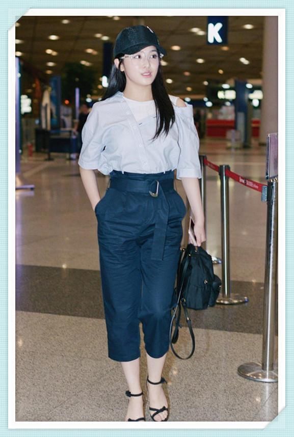 张含韵的时尚真难懂！不仅在长裙外套条短裙，还把袜子当鞋子穿！