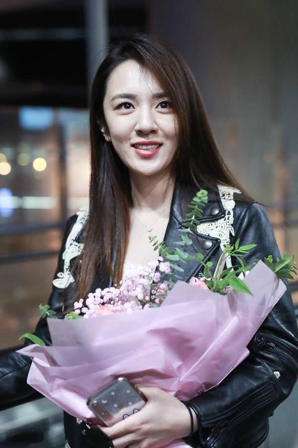 王晓晨长了一双“假腿”?双腿瘦成两根针，下巴却胖出褶子!