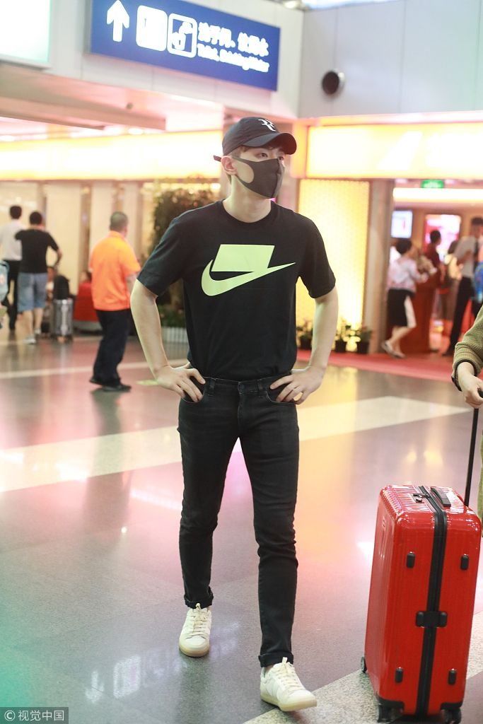 邓伦口罩帽子遮面难掩帅气 翘脚靠柱子煲电话粥