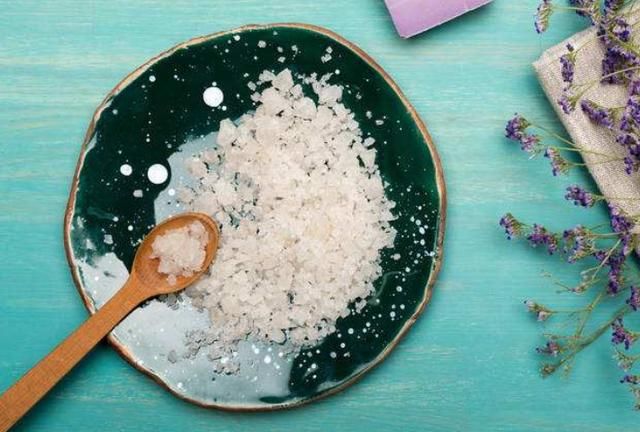 脸上爆痘长黑头，都是螨虫在“怂恿”，2方法快速除螨皮肤变细腻