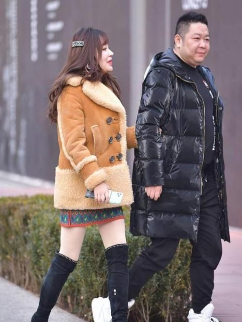  『牛仔裤』街拍：月貌花容的小姐姐，一件白色上衣配灰色牛仔裤，时尚魅力