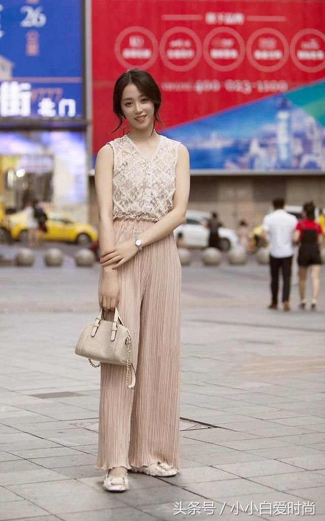 街拍：长裙让女人有优雅动人的气质，图三的女子宛若仙子下凡尘